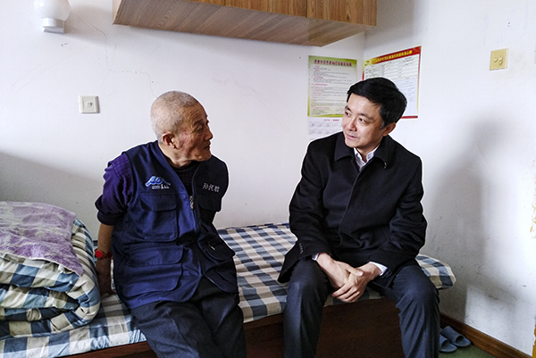 董事長(zhǎng)王昆到池北區(qū)養(yǎng)老院慰問(wèn)五保戶