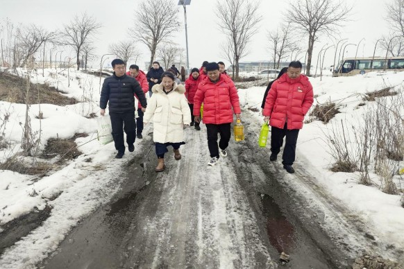 長白山西南景區(qū)為您服務突擊隊開展 “情暖三月學雷鋒”志愿服務關愛行動