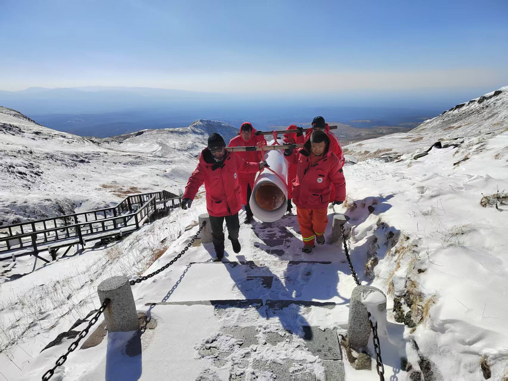 鋼構(gòu)長(zhǎng)廊暖寒冬，匠心守護(hù)天池游