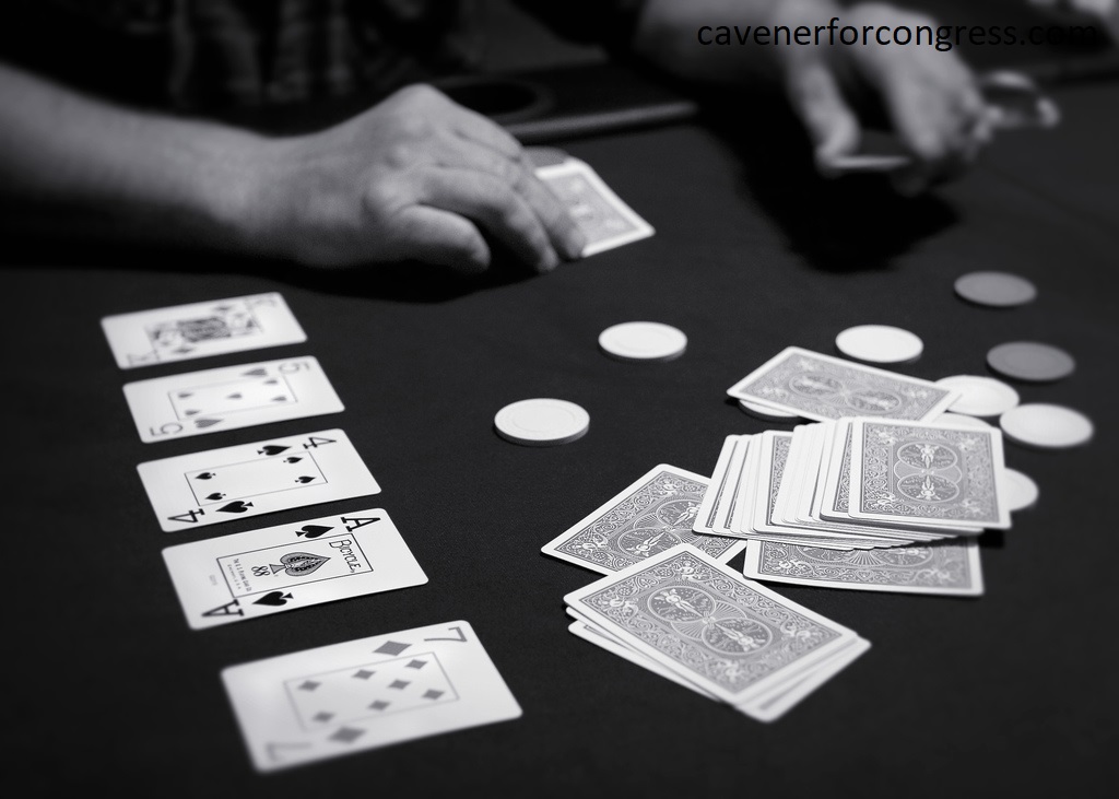 How Many People Can Play Poker at Once: Difference Between Online and Real Game